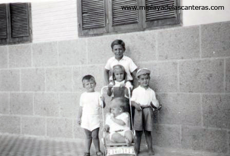 Maxi y Francis Alonso, Margarita Correa Beningfield y Paquito Naranjo Sintes. En el cochito: Guillermito Naranjo Sintes. En la Playa Chica, delante de la Casa de los Naranjo, año 1949.