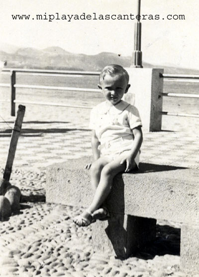 Agustin Melián sentado en los viejos bancos de piedra del paseo. ( 1945-50)