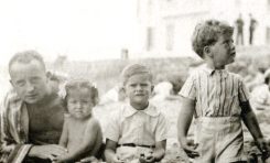 Eduardo Hahnefeld, su hija Carmenzona, Manolo Marrero y Guillermito Sintes en la Playa Chica, sobre 1937-8. -colecc. Emmi Hahnefeld.