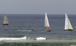 Tras muchos años de no presencia, los grandes botes de vela latina canaria vuelven a regatear en la Bahía de El Confital. ( Más info. en actualidad)
