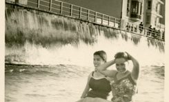 Juana Ayala Negrín y una amiga sobre las desaparecidas rocas del Muro Marrero-sobre 1960-colecc. Familia Báez.