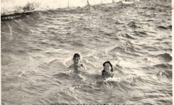 Juana Ayala y una amiga bañándose junto al Muro Marrero-sobre 1960-colecc. Familia Báez.