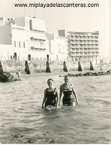Juana Ayala y una amiga bañándose junto a las desaparecidas rocas del Muro Marrero-sobre 1965-colecc. Familia Báez.