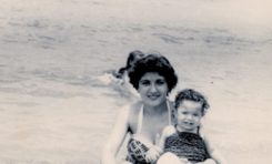 Marisol Moreno con su hija Marisol en la orilla de la playa, sobre 1957