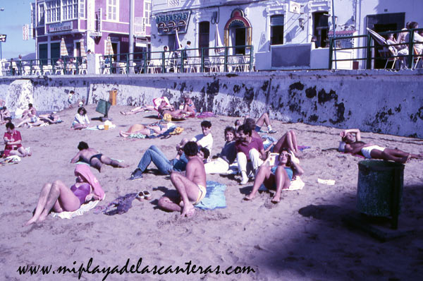 Ambiente de la Playa Chica en 1985