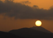 El sol aterriza suavemente sobre la Montaña de Arucas.