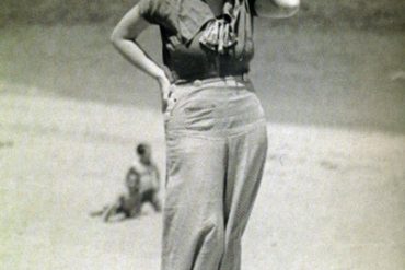 Josefina de la Torre en la playa de Las Canteras-1930