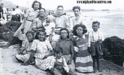 Francisca Negrin y familia en El Confital, sobre 1950.