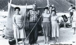 Agustina, Paquitina y Pilar Negrin con su padre Miguel en El Confital, sobre 1950.