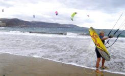 Carlos preparado para volar sobre las olas gracias a su kite surf.
