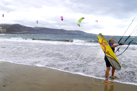 Carlos preparado para volar sobre las olas gracias a su kite surf.