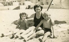 Emilia con sus hijos Kika y Cuqui Andersen en Las Canteras 1947- colecc. Familia Andersen.