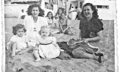 Cecilia, Lucrecia, Mª Carmen y Conchita frente al Balneario-1943- colecc. Familia Herrera