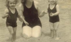 Lucrecia Jorge,  Mª  Carmen Herrera y Conchi Fajardo en la Playa Chica -1949-. Colecc. Familia Herrera.