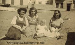 Playa Chica 1948. Loli y Lucrecia Jorge Morales, Paca. Colecc. Familia Herrera.