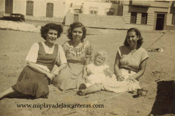 Playa Chica 1948. Loli y Lucrecia Jorge Morales, Paca. Colecc. Familia Herrera.