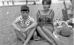 Año 1963. Los hermanos Silvia y Jorge Santaella, delante del balneario de Federico y Mariana, con el fondo del mar- colecc. Familia Santaella.