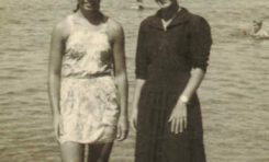 Paqui y Loly Jorge en la Playa Chica-1951-. colecc. Famila Herrera.
