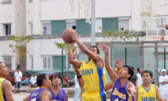 La liga filipina de basket se juega en las canchas de la plaza de Churruca.