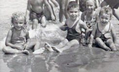 Margarita Correa Beningfield y Mapi Marrero Henning, con otros dos niños, en la orilla de la Playa Chica, 1949