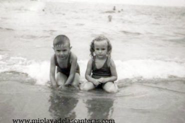 En la orilla de la Playa Chica, 1949, Alfredo Sánchez Naranjo y Margarita Correa.