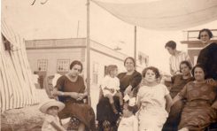 Bajo el toldo, Blanca García Navarro ( de blanco), en la playa de Las Canteras- Sobre 1925-colecc. Familia Navarro-Millares.