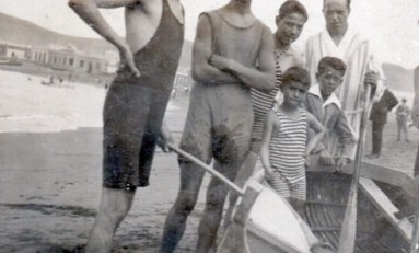 Junto al bote, en la playa de Las Canteras 1925