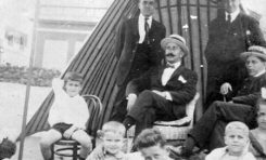 Los niños del centro son Isidro Miranda y Manolo Navarro Millares. La del parasol es Blanca García Navarro y el niño sentado es Manuel Navarro Millares- Sobre 1925- colecc. Familia Navarro-Millares.