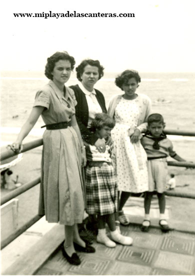 Los hermanos Armas con Dora y su hija Dorita sobre el antiguo balneario. Sobre 1950-colecc. Familia Armas.