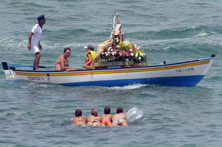 La Virgen del Carmen volvió a salir a la mar este domingo, esta vez se dio un paseo por toda la bahía.
