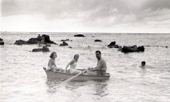 1960: en bote entre las rocas de la Playa Grande