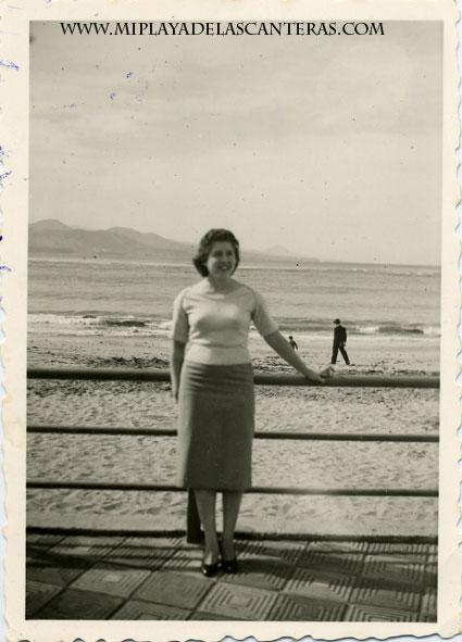 Alicia Sánchez Parada en el paseo de Las Canteras, 1956- colecc. Familia Salcedo.