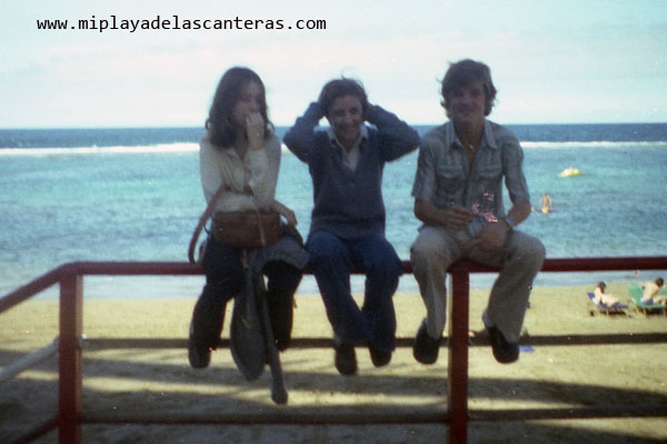 La «barandilla» de Playa Chica, sobre 1980- colecc. Familia Zanolety.