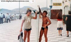 Juanfra Betancor( Izquierda) y Coco Rodríguez posando con la tabla de surf en el paseo , sobre 1980- colecc. Juanfra Betancor.