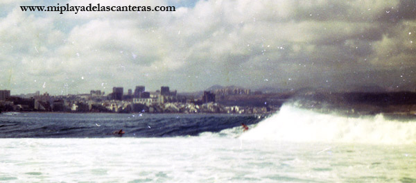 Surf en El Confital, sobre 1980- colecc. Familia Zanolety.