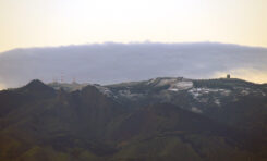 Se ve la nieve en nuestras cumbres desde la playa de Las Canteras ¡