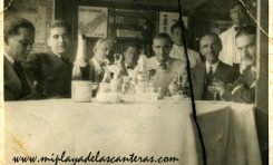 Pedro Lezcano junto a sus hijos Pepe y Manolo y algunos amigos en el interior de la Caseta de Galán sobre el año 1933
