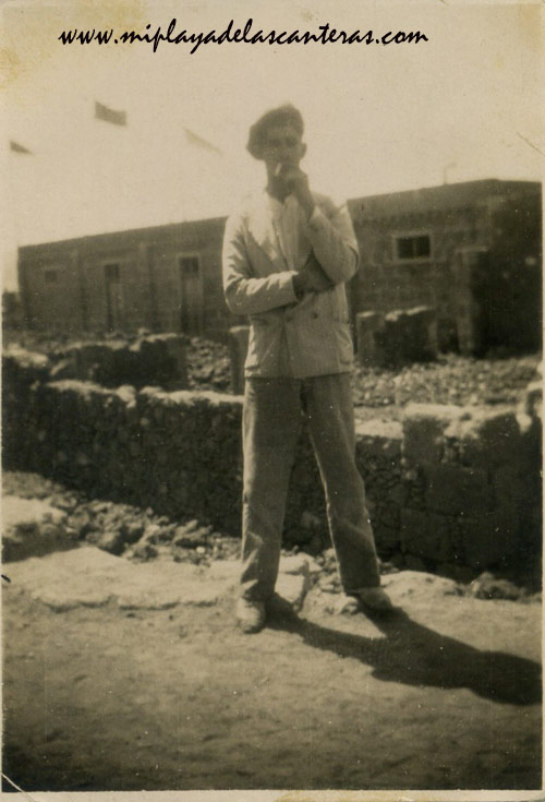 En Las Salinas de El Confital, sobre 1940- colecc. Asunción Santana Ramírez.