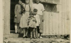 La familia de Celestino en Las Salinas de El Confital, sobre 1940