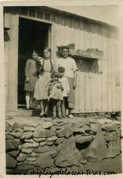 La familia de Celestino en Las Salinas de El Confital, sobre 1940
