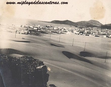 Cuando en 1951 se trajeron desde Los Arenales 100 camiones de arena a Las Canteras para intentar tapar las rocas del Muro Marrero y de Los Lisos
