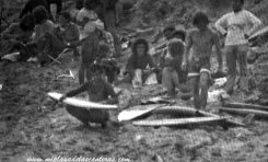Surferos en la antigua playa de la Cicer. Sobre 1980