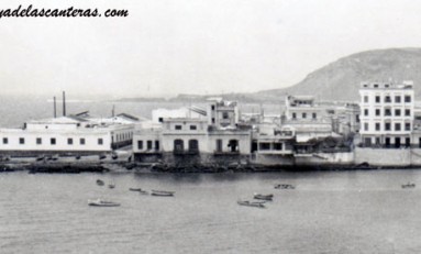 Las antiguas casas de La Puntilla con la factoría de los Escobio. Sobre 1940