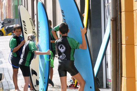 Los alumnos surferos del Club de Surfing California.