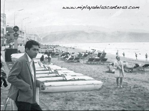 Ambiente de la playa de Las Canteras. Sobre 1980.