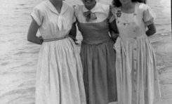 Elena Armas, Pilar Martinón (Pichichi) y otra amiga en 1950. Colecc. Familia Martinón.