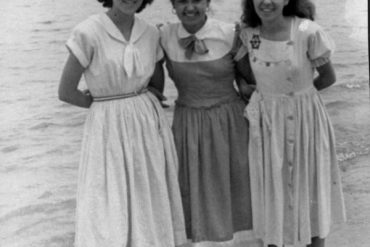 Elena Armas, Pilar Martinón (Pichichi) y otra amiga en 1950. Colecc. Familia Martinón.