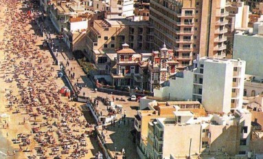 Vista aérea de la playa de Las Canteras, sobre 1970.