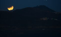 La luna eclipsada se deja caer tras Gran Canaria.