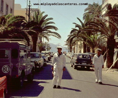 Años sesenta: marineros paseando por la calle Luis Morote